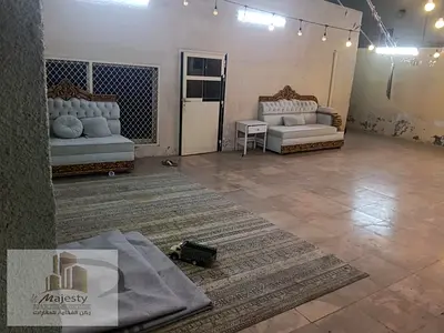 بيت للإيجار في القادسية – الشارقة بالقرب من مدرسة سليمان الفارسي يتكون من 6 غرف وصالة واسعه مطبخ كبير البيت بحالة ممتازة ومصان بالكامل