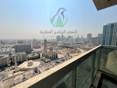 شقة غرفتين وصالة للإيجار السنوي في المجاز 2 الشارقة بإطلالة بانورامية وتشطيب حديث وغرفة ماستر وبلكونتين