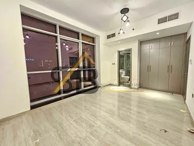 شقة فسيحة بغرفتي نوم | سنترال 1 دبي 6 | شرفة | إطلالة على وسط المدينة