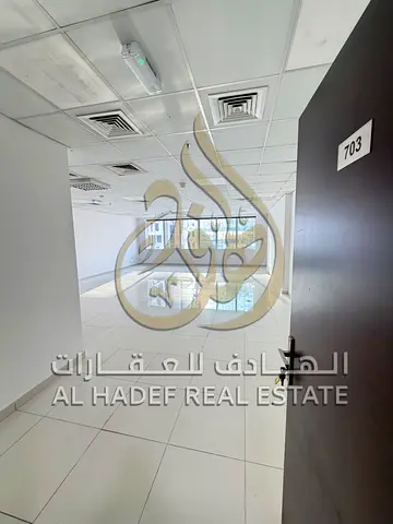 مكتب تجاري للإيجار في المجاز 3 الشارقة، مناسب لمختلف الأنشطة التجارية، باركينج خارجي مجاني، دفع على 4 دفعات، وتأمين ورسوم وضريبة 5% كاش