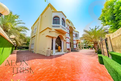 8 Bed villa | Lake view | Luxury Living