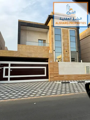 فرصة مميزة للسكن العائلي في الياسمين – عجمان، فيلا واسعة بتصميم راقٍ وواجهات بانوراما مكسية بالحجر بالكامل، مع موقع مميز وقريب من جميع الخدمات