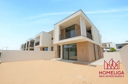 Modern 4BR Villa | Balcony & Garden