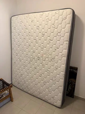 Queen size mattress - good condition, firm support. 160x200