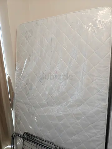 Single/Queen Mattress in Good Condition (with base frame)