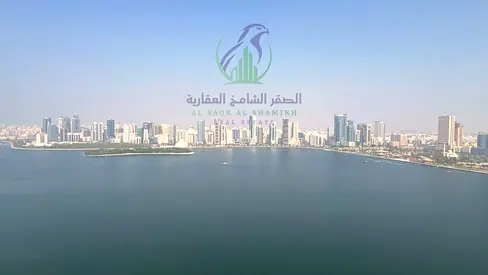 شقة ثلاث غرف وصالة للايجار السنوي في منطقة المجاز 3 الشارقة باركن مجاني بلكونة اطلالة بحرية مباشرة خزائن بالحائط غرف ماستر غرفة غسيل غرفة خادمه ماستر