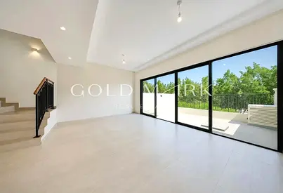 Single Row| Park View| Bright and Spacious