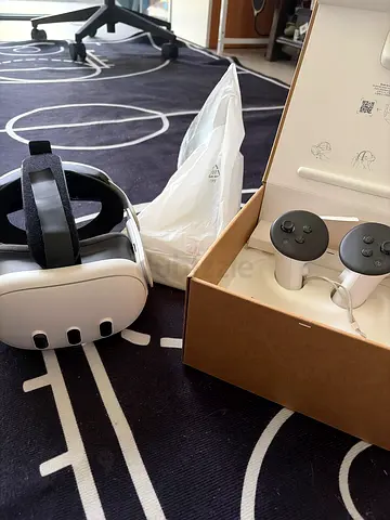 Oculus Quest 3 (Meta Quest 3) VR Headset with Controllers - White