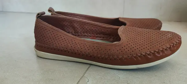 Bata Comfit Ladies Perforated Slip-On Flats / Mojdis (Size UK/India 6)