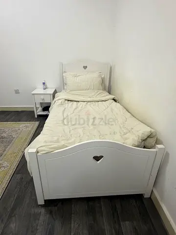 White single wooden bed with heart cutout - good condition