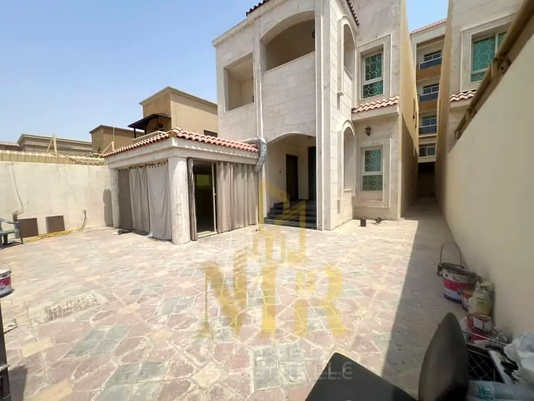 Villa for Rent in Al Muwaihat 2 – Ajman | 5 Master Bedrooms | Street and Alley | 2 Floors + Roof  A spacious villa in a prime location with ideal fami