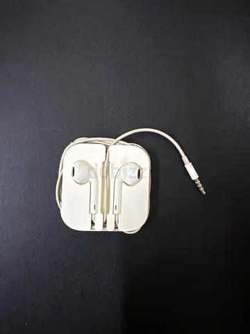 Used Apple wired white earphones with 3.5mm jack (good working condition)