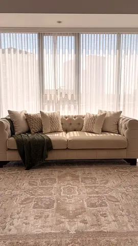 Beige tufted 3-seater sofa in good condition