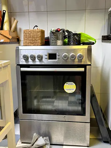 Bloomberg 4 Electric Stove and Over