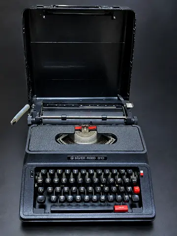 Sliver Reed 810 English typewriter with carrying case