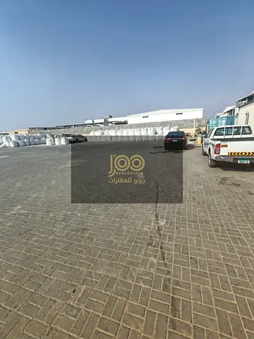 🏗️ حوش للإيجار في أم الثعوب أم القيوين | 22,000 قدم | 13 كيلوواط | مكتب وحمام وغرفة حارس | 205,000 درهم