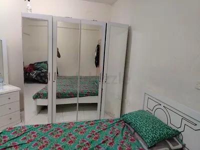 White mirrored 4-door wardrobe in good condition