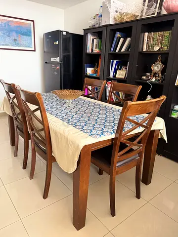 High quality Wooden 5-Seater Dining Table with Chairs - Good Condition