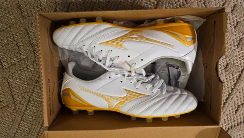 Mizuno Football Boots (White & Gold)