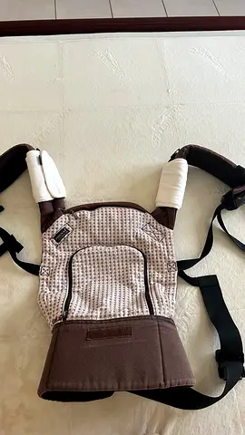 Comfortable soft-structured baby carrier — gently used, excellent condition
