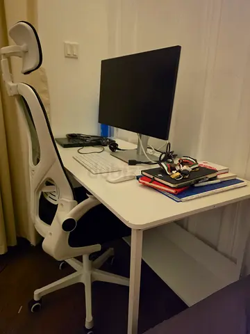 White computer desk with ergonomic office chair - New condition