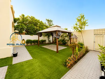 SPACIOUS | FAMILY LIVING | STEPS AWAY FROM LAKE