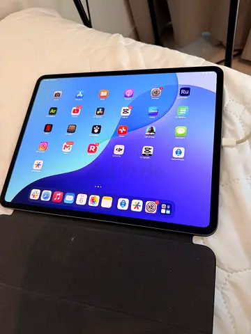 iPad Pro m4 13” apple pen and cover 256