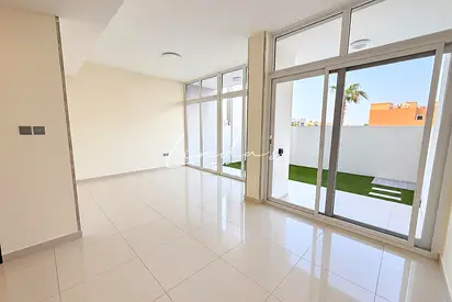 Ready to Move In | Single Row | Close to the Pool