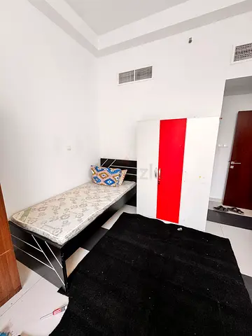 Bed space available in master room for Indian men in silicon hights 1