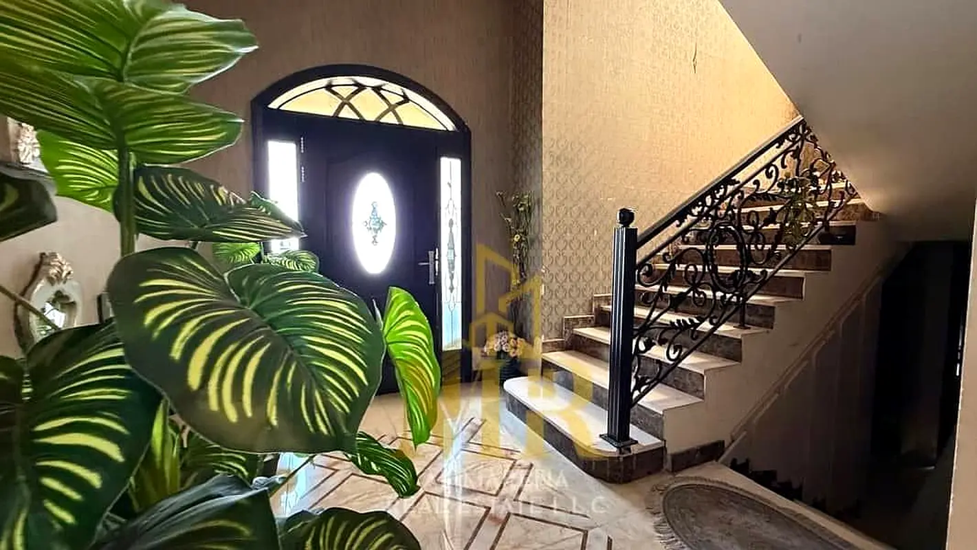 رفاهية بـ 5 غرف ماستر وحوش كبير! فيلا جاهزة للانتقال الفوري شاملة الكهرباء والماء والتكييف** فيلا عائلية راقية ومفروشة بالكامل للبيع | المويهات 2 – رف