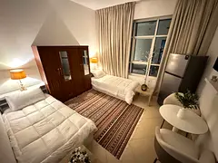 مطلوب شباب للمشاركة في شقة جديدة فاخـرة (كورنيش الخان - الشارقة) برج الواحة - .