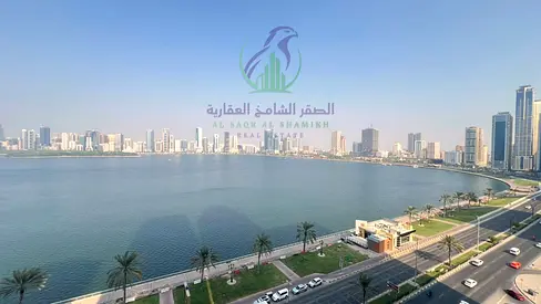 شقة ثلاث غرف وصالة للايجار السنوي في منطقة المجاز 3 باركن مجاني غرفة خادمة ماستر اطلالة بحرية مباشرة جميع الغرف ماستر موقع متميز