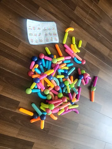 133 colorful snap-together construction toy pieces with the instruction.