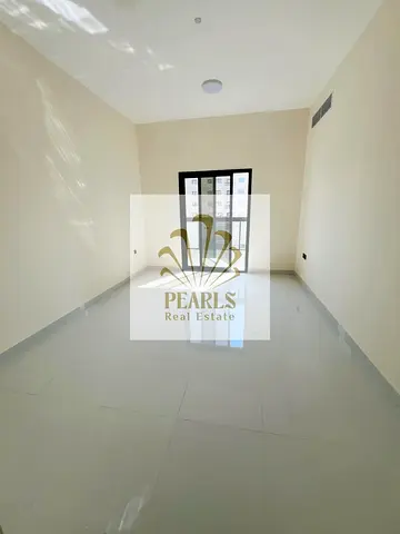 أول ساكن في الجرف 3 بعجمان، غرفة وصالة مع روف كبير ومساحة واسعة، غرفة ماستر وبلكون بإطلالة مفتوحة، بجوار مركز فزعة والسوق الصيني، بسعر 34,000 درهم.
