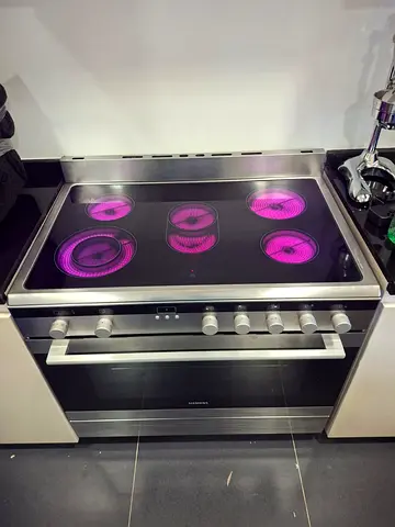 Siemens Electric Cooker  • 5 Hobs • Size: 90 × 60 cm • Neat & Clean Condition •