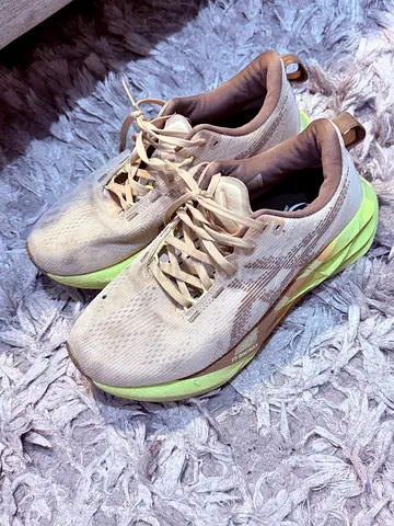ASICS Light beige running shoes with lime green sole - size  37.5