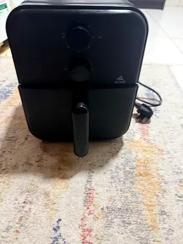 Compact electric deep fryer in good working condition