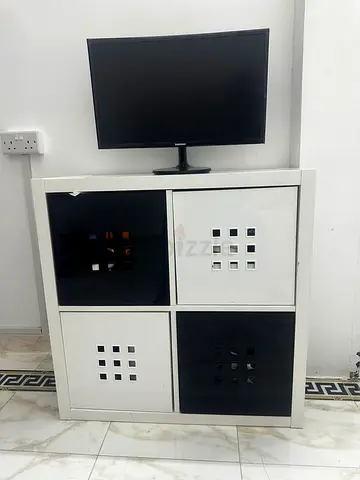 White cube storage cabinet with 4 compartments — good condition