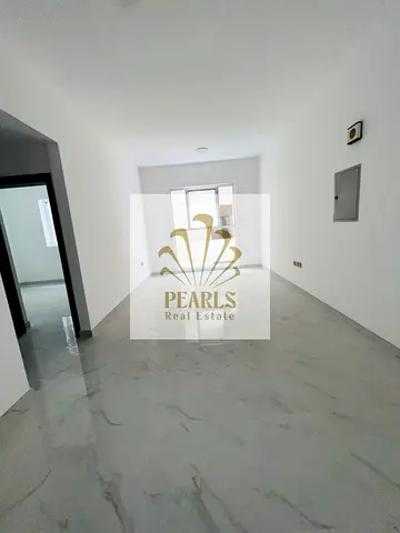 أول ساكن في المويهات 3 بعجمان، غرفة ماستر واسعة مع حمامين، قريبة من مدرسة الشويفات والخدمات وطريق محمد بن زايد، بسعر 34,000 درهم سنويًا.