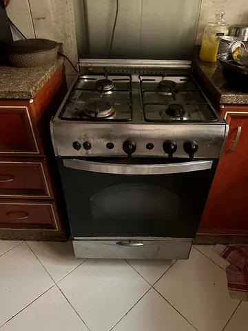 Used freestanding gas stove with oven - 4 burners