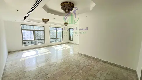 شقة ثلاث غرف وصالة للايجار السنوي في منطقة المجاز 3 الشارقة باركن مجاني خزائن بالحائط غرفة خادمة ماستر بلكونة اطلالة مفتوحة مساحة واسعة تشطيب حديث