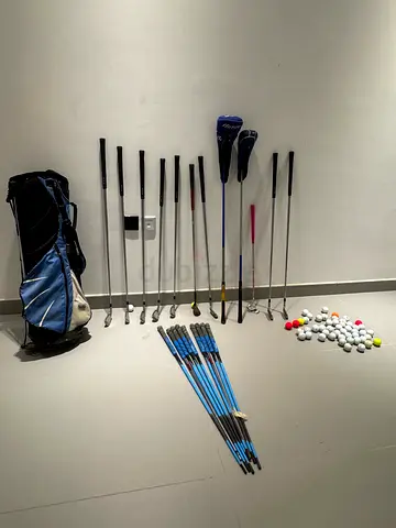 Complete Mizuno Golf Set – Clubs, Stand Bag, Shafts & Balls Included in Good Condition