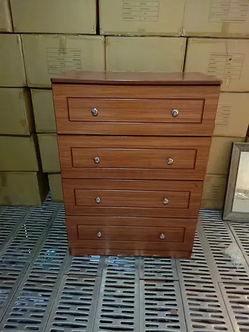 wood 4-drawer chest / dresser in good condition