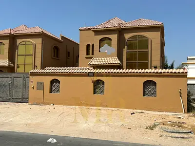 **فخامة المساحة في موقع استثنائي! فيلا فاخره 5 غرف ماستر للإيجار في الروضة 2** عيش رفاهية المساحة والهدوء في واحدة من أرقى مناطق الروضة 2، بالقرب