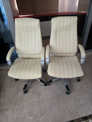 Set of 2 cream leather office chairs with armrests and wheels