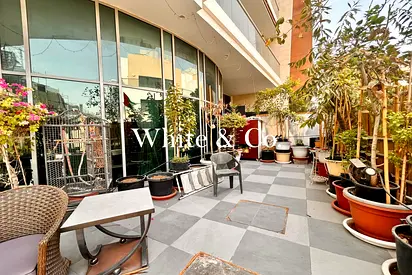 Vacant | Large terrace | Great location