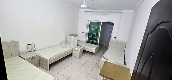 Exicutive bachelor bed space available in near karama center very clean apartment
