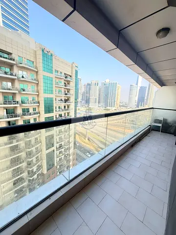 شقة مشرقة بغرفتي نوم | برج إسكان مارينا | شرفة وإطلالة على المدينة
