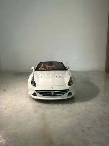 Burrago 1:18 AUTO DIE CAST FERRARI CALIFORNIA T OPEN TOP BIANCA ART 18-11714