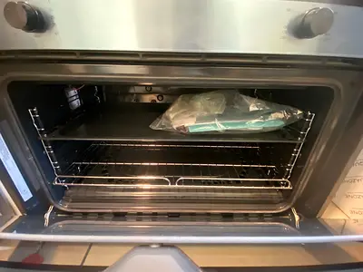 Built-in electric oven in good working condition. Brand new and never used.